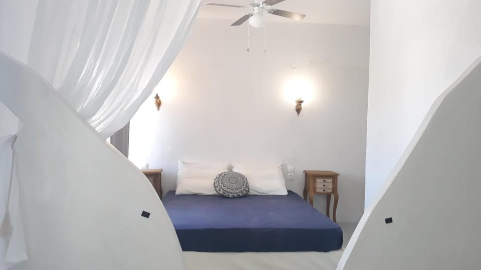 Bed, Photo of the whole room, Decorative detail, Bedroom