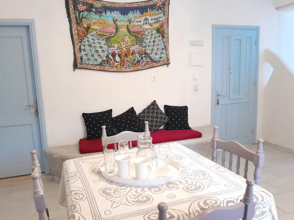 Coffee/tea facilities, Photo of the whole room, Decorative detail, Seating area, Dining area, Area and facilities