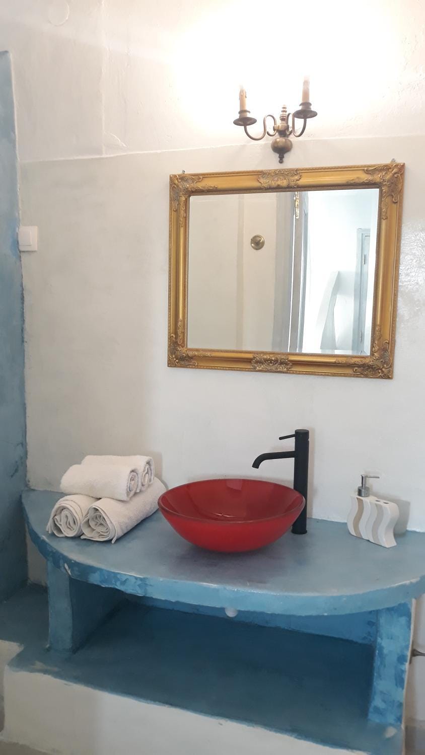 Shower, Toilet, Bathroom, Photo of the whole room, Decorative detail