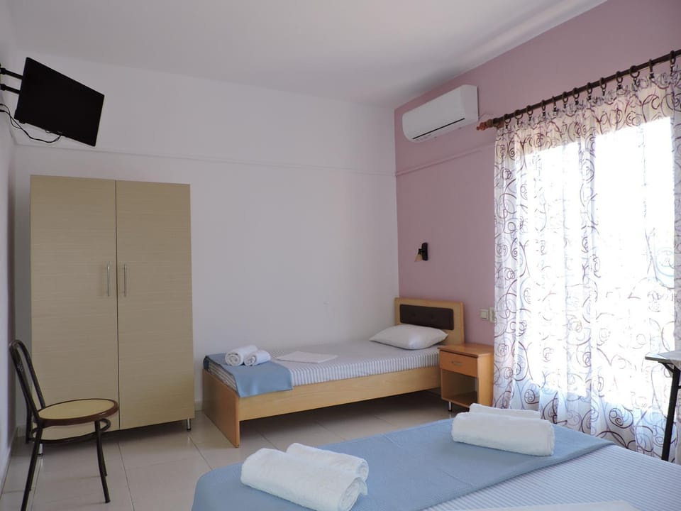 Bed, TV and multimedia, Photo of the whole room, Bedroom