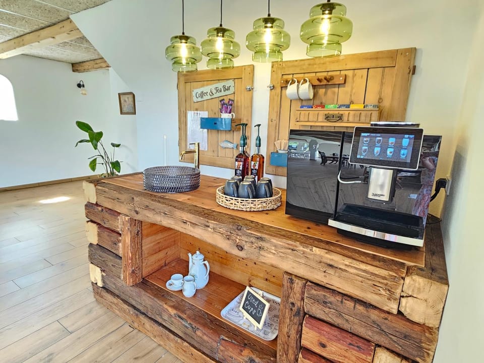 Restaurant/places to eat, Coffee/tea facilities