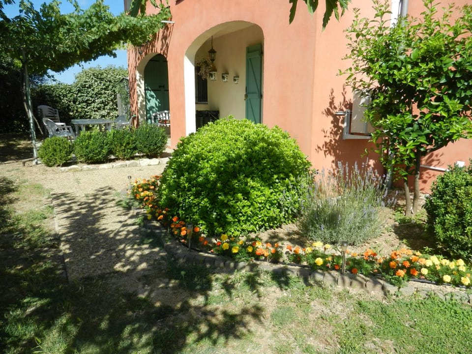 Property building, Facade/entrance, Garden