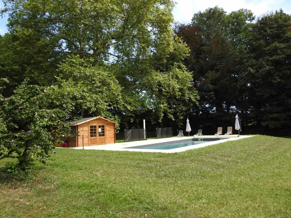 Shower, Swimming pool, Swimming pool
