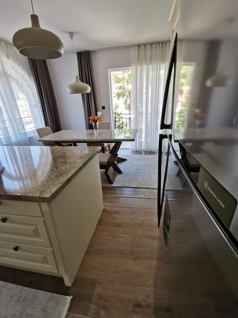 Kitchen or kitchenette, Dining area