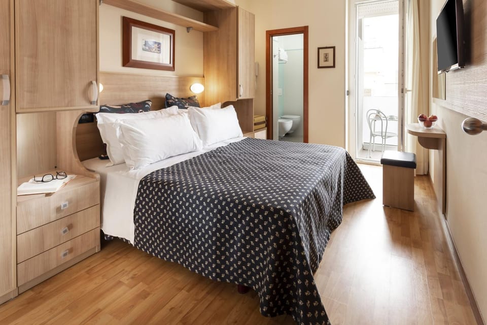 Bed, TV and multimedia, Photo of the whole room, Bedroom, wardrobe