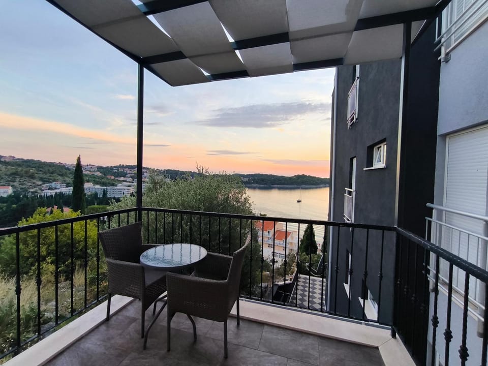 Natural landscape, Balcony/Terrace, Sea view