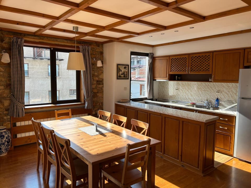 Kitchen or kitchenette, Dining area