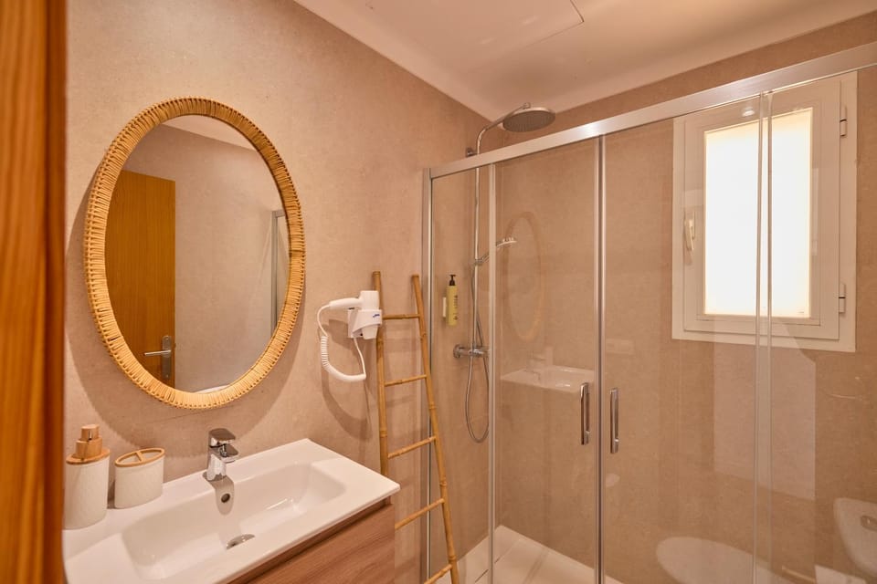 Shower, Bathroom, hair dryier