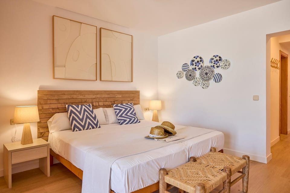 Bed, TV and multimedia, heating, air conditioner