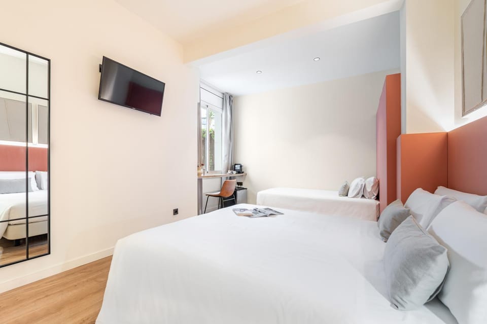 Bed, TV and multimedia, Photo of the whole room, Bedroom
