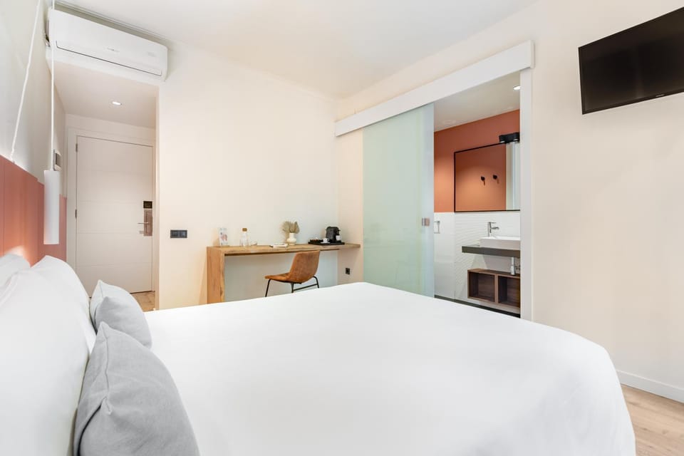 Bed, Bathroom, Coffee/tea facilities, Bedroom, air conditioner