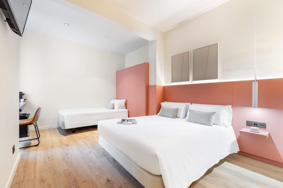 Bed, TV and multimedia, Photo of the whole room, Bedroom