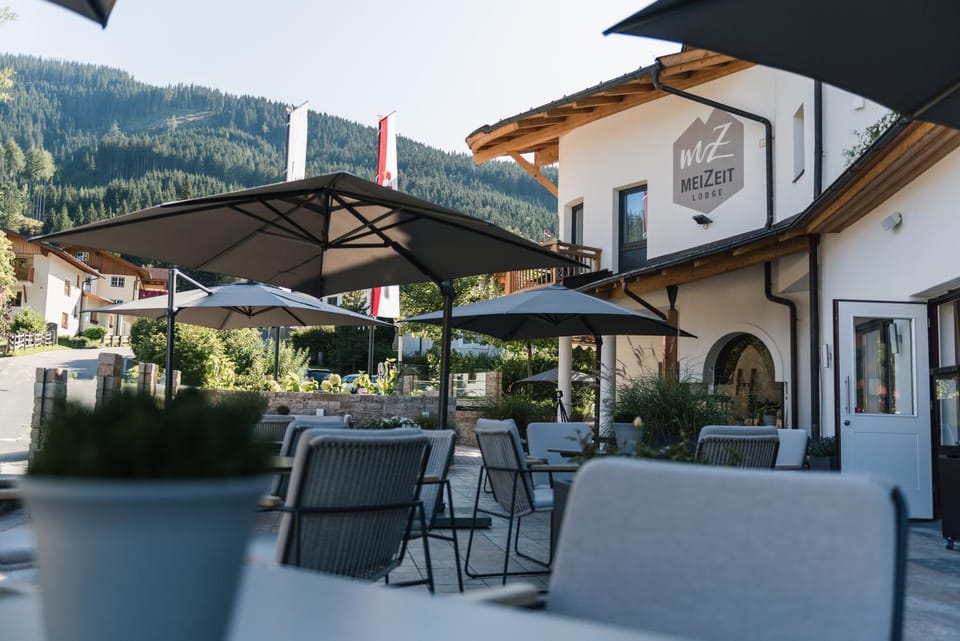 Property building, Restaurant/places to eat, Balcony/Terrace