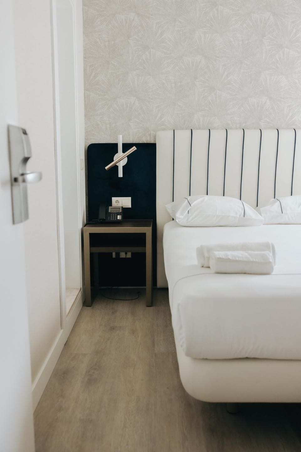 Bed, Bedroom, internet, safe, towels, air conditioner