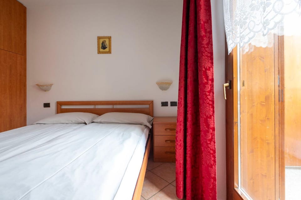Bed, Photo of the whole room, Bedroom, internet, wardrobe