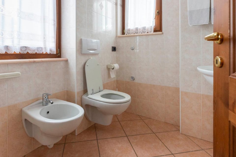 Shower, Toilet, Bathroom, bidet, towels