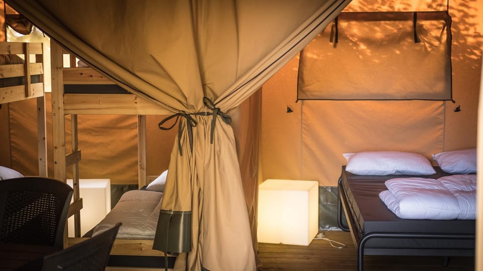 Bedroom, bunk bed