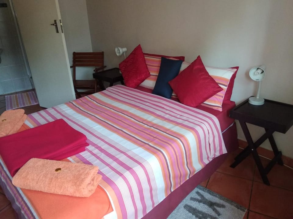 Shower, Toilet, Photo of the whole room, Bedroom, minibar, toaster, towels