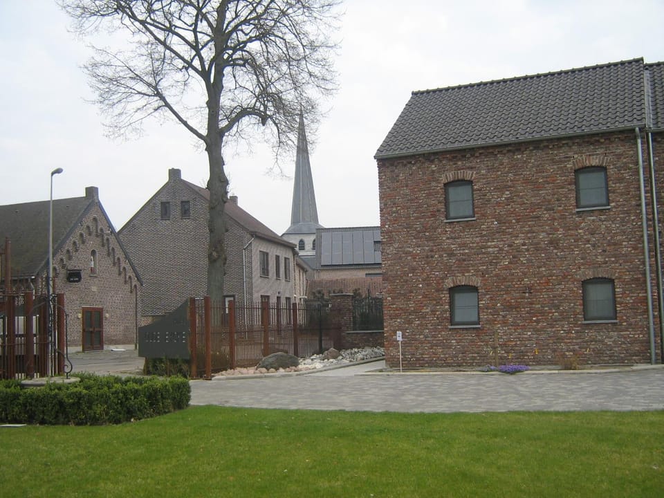 Facade/entrance, Area and facilities