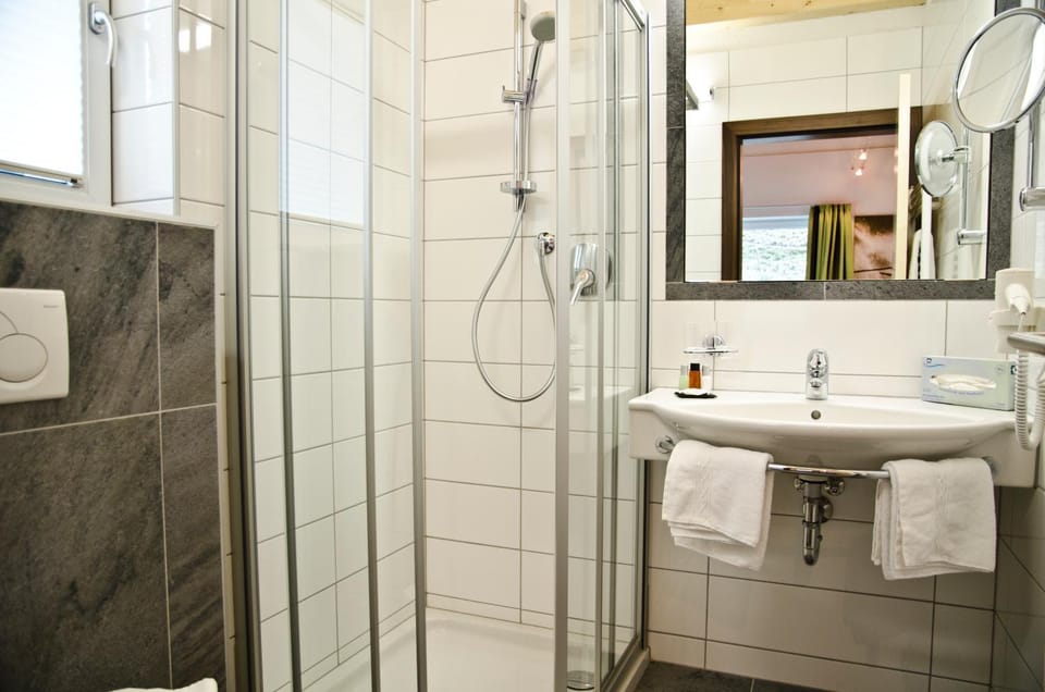 Shower, Bathroom, towels