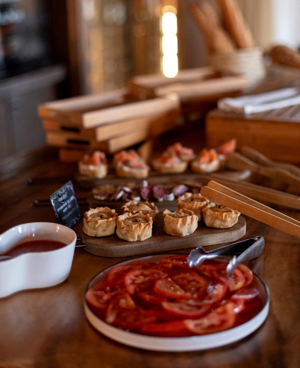 Restaurant/places to eat, Breakfast, Buffet breakfast