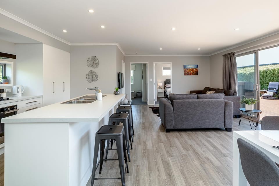 Kitchen or kitchenette, Living room, Seating area, Dining area