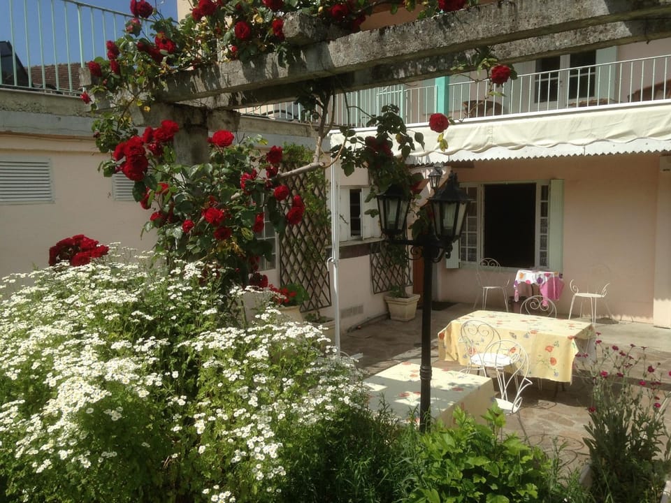 Patio, Facade/entrance
