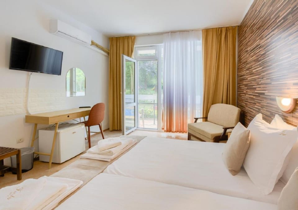 Bed, TV and multimedia, Photo of the whole room