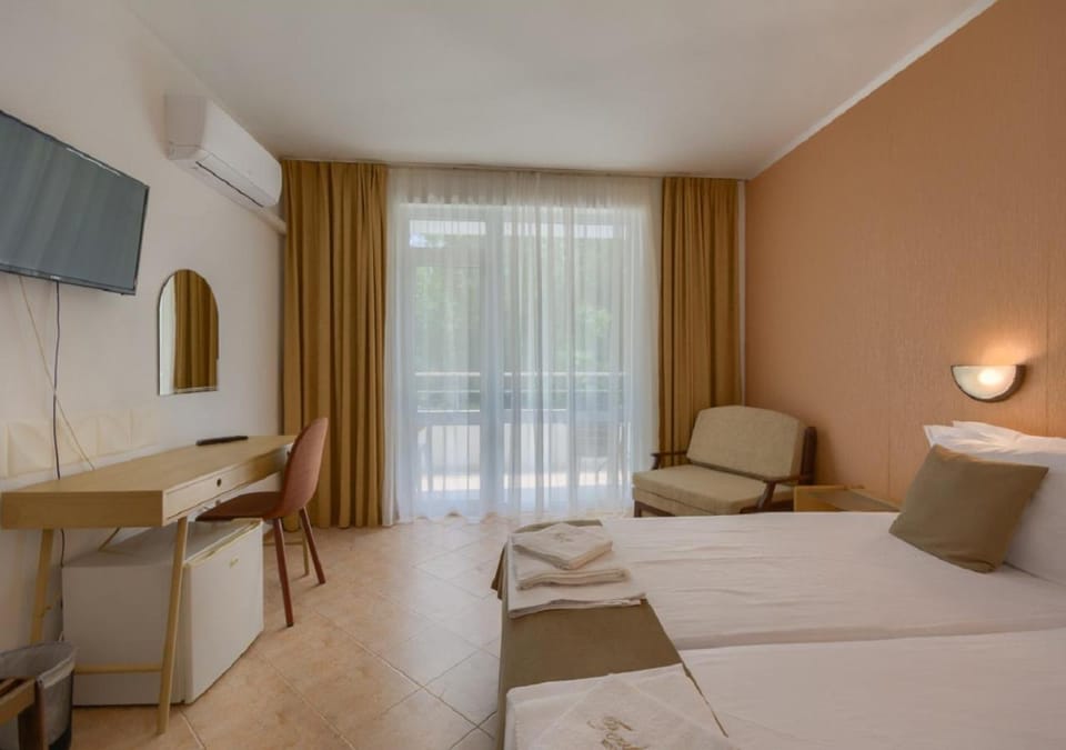 Bed, TV and multimedia, Photo of the whole room