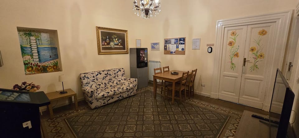 Communal lounge/ TV room, internet, vending machine