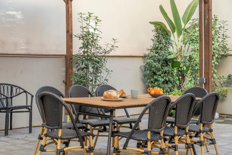 Patio, Day, Seating area, Dining area