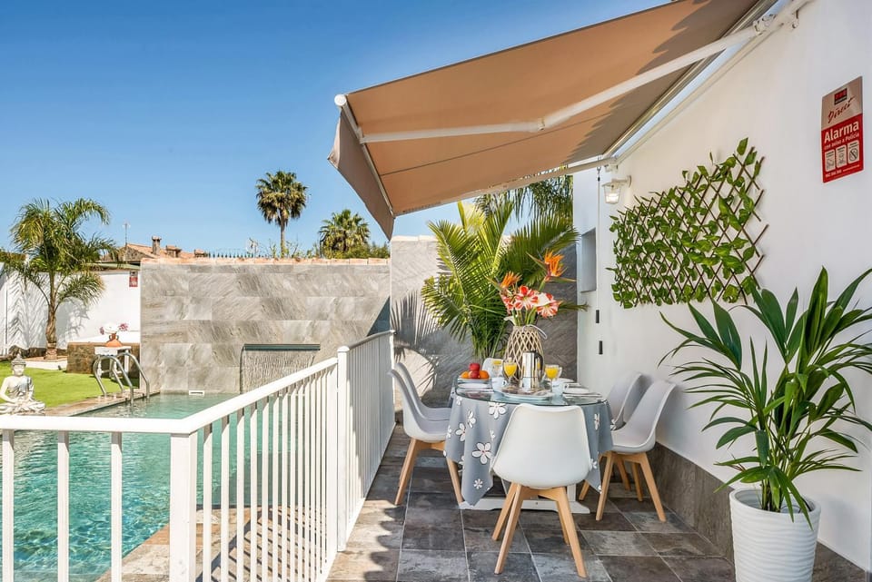 Property building, Balcony/Terrace, Living room