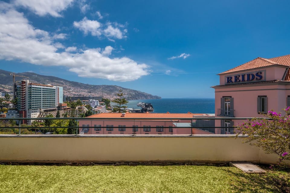 Neighbourhood, Balcony/Terrace, City view