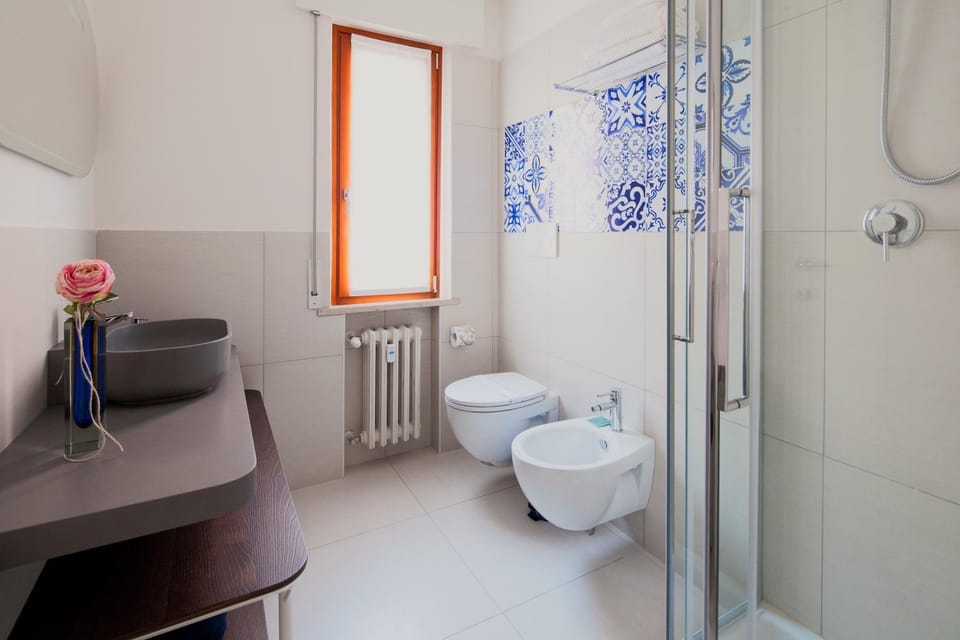 Shower, Toilet, Bathroom, bidet, towels