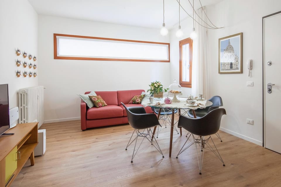 Living room, Seating area, Dining area, internet