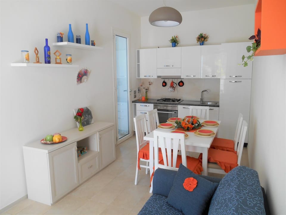 Kitchen or kitchenette, Living room, Dining area, pet friendly, stove