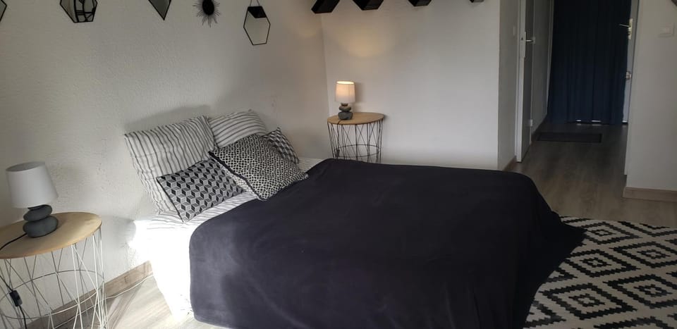 Bed, Photo of the whole room, Bedroom