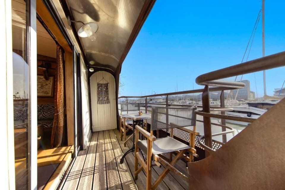 Superbe Péniche En Centre Ville Docked boat in Bordeaux