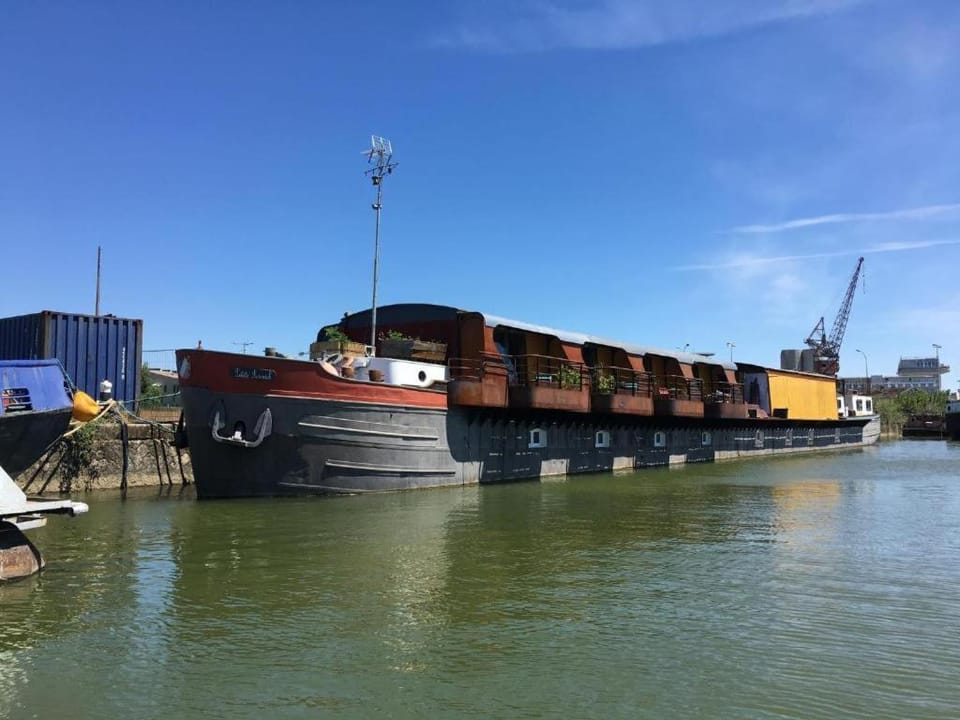 Superbe Péniche En Centre Ville Docked boat in Bordeaux