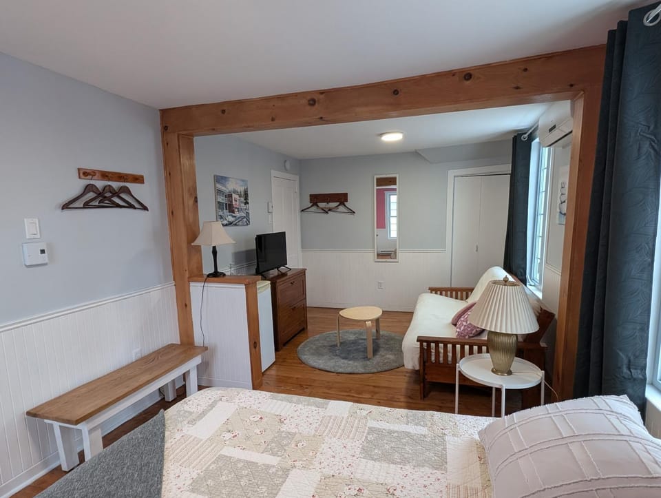 Bed, Bathroom, TV and multimedia, Living room, Photo of the whole room