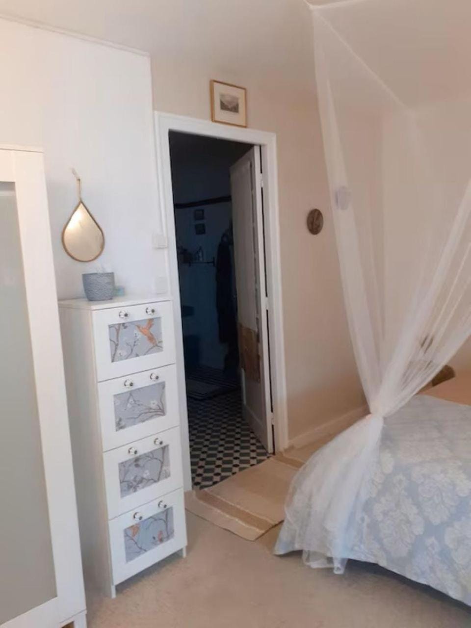 Photo of the whole room, Bedroom