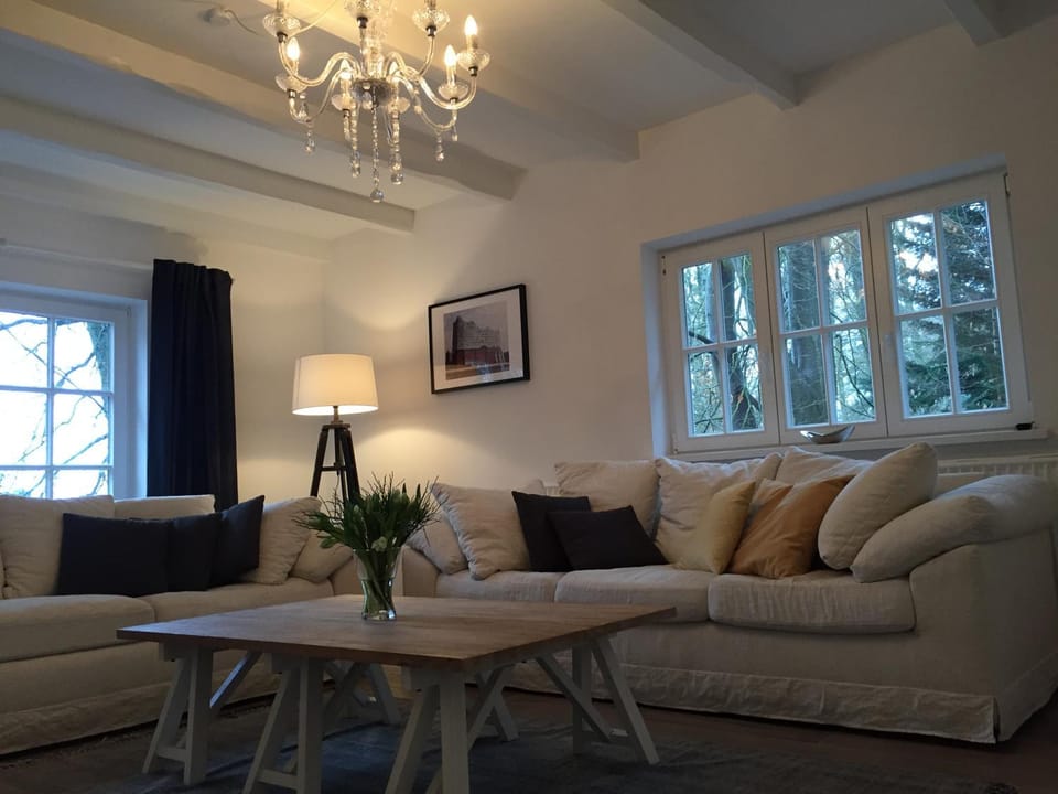 Photo of the whole room, Decorative detail