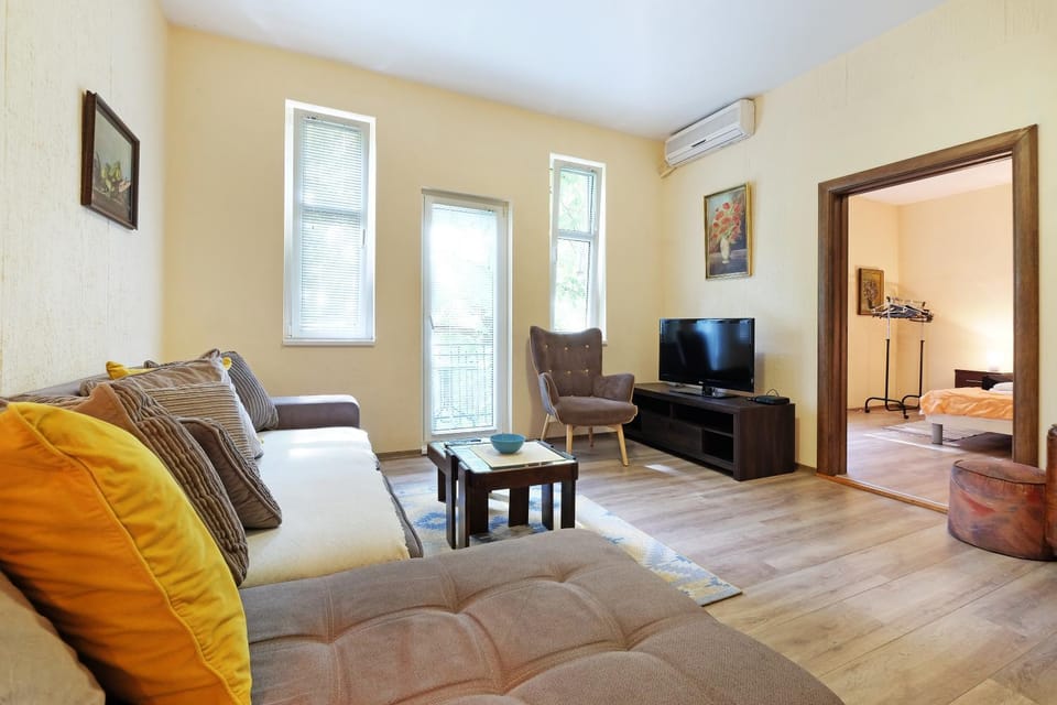 Day, Summer, Living room, Seating area, Time of day