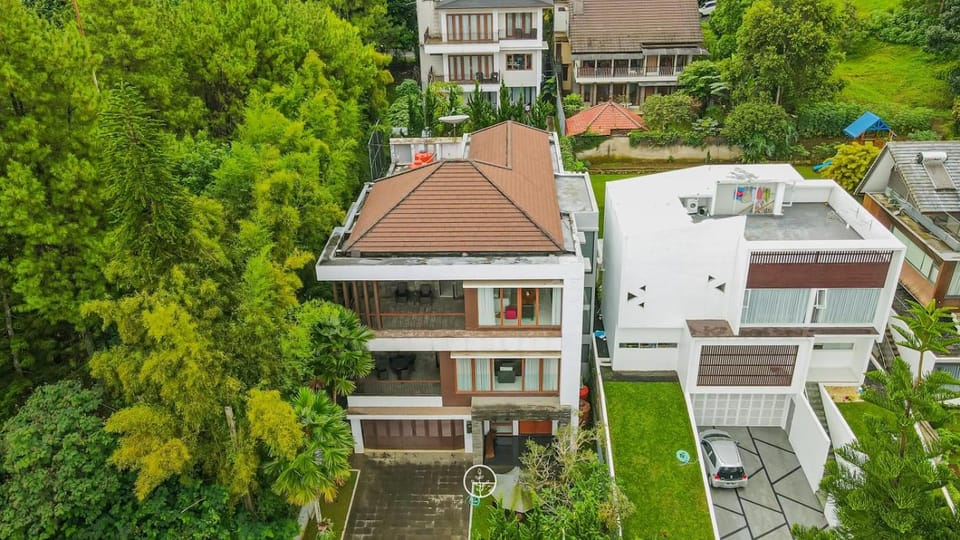 Harmony Hilltop City View Villa 4 Bedrooms With a Private Heated Swimming Pool and a Billiard Table Villa in Bandung