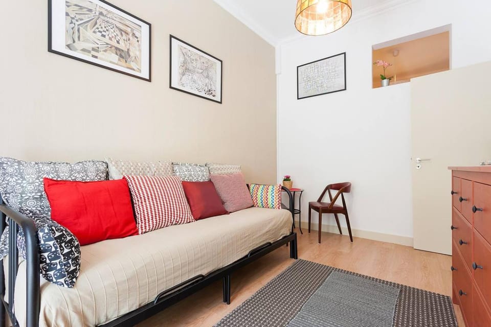 Sunny orange garden apartment in central Lisbon Apartment in Lisbon