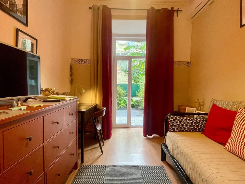 Sunny orange garden apartment in central Lisbon Apartment in Lisbon