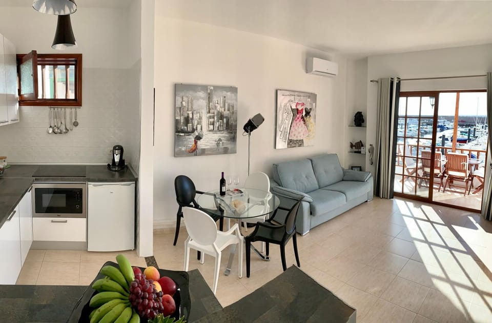 Kitchen or kitchenette, Living room, Seating area, air conditioner