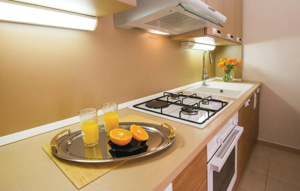 Kitchen or kitchenette, pet friendly, stove