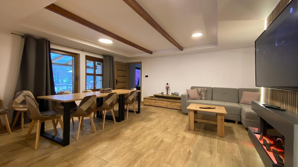 TV and multimedia, Living room, Seating area, Dining area