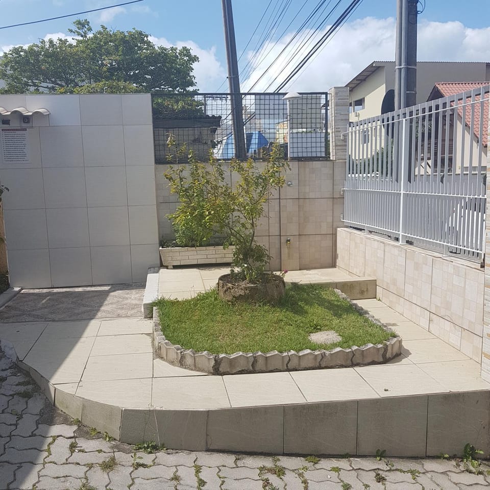 solar norte no centro dos ingleses a 50 metros da praia Apartment in Florianopolis